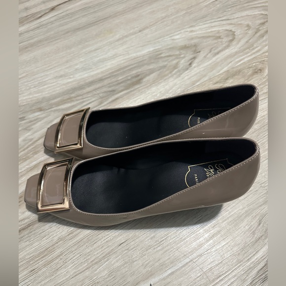 Roger Vivier Patent Leather Buckle Pumps Taupe EU 39 US 8.5 - Picture 2 of 10
